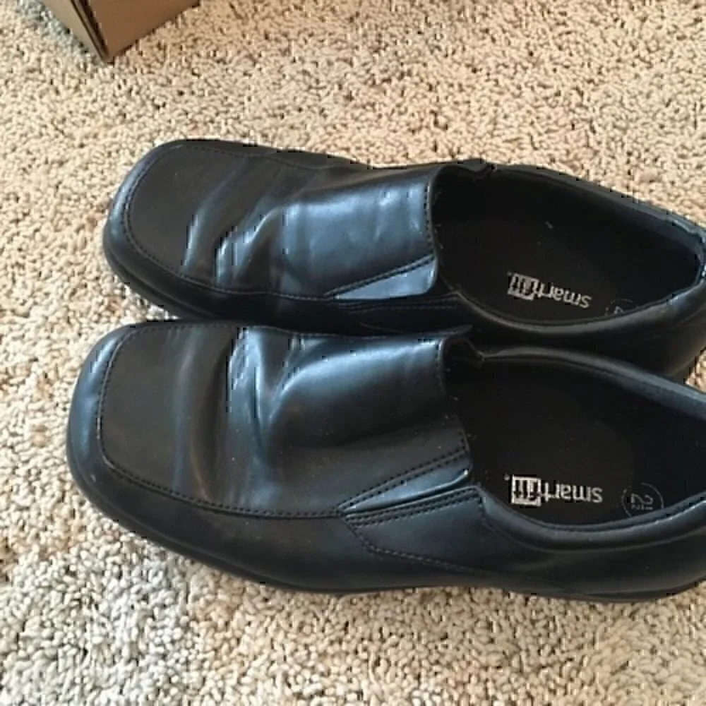 Boys size 2.5 black dress shoes